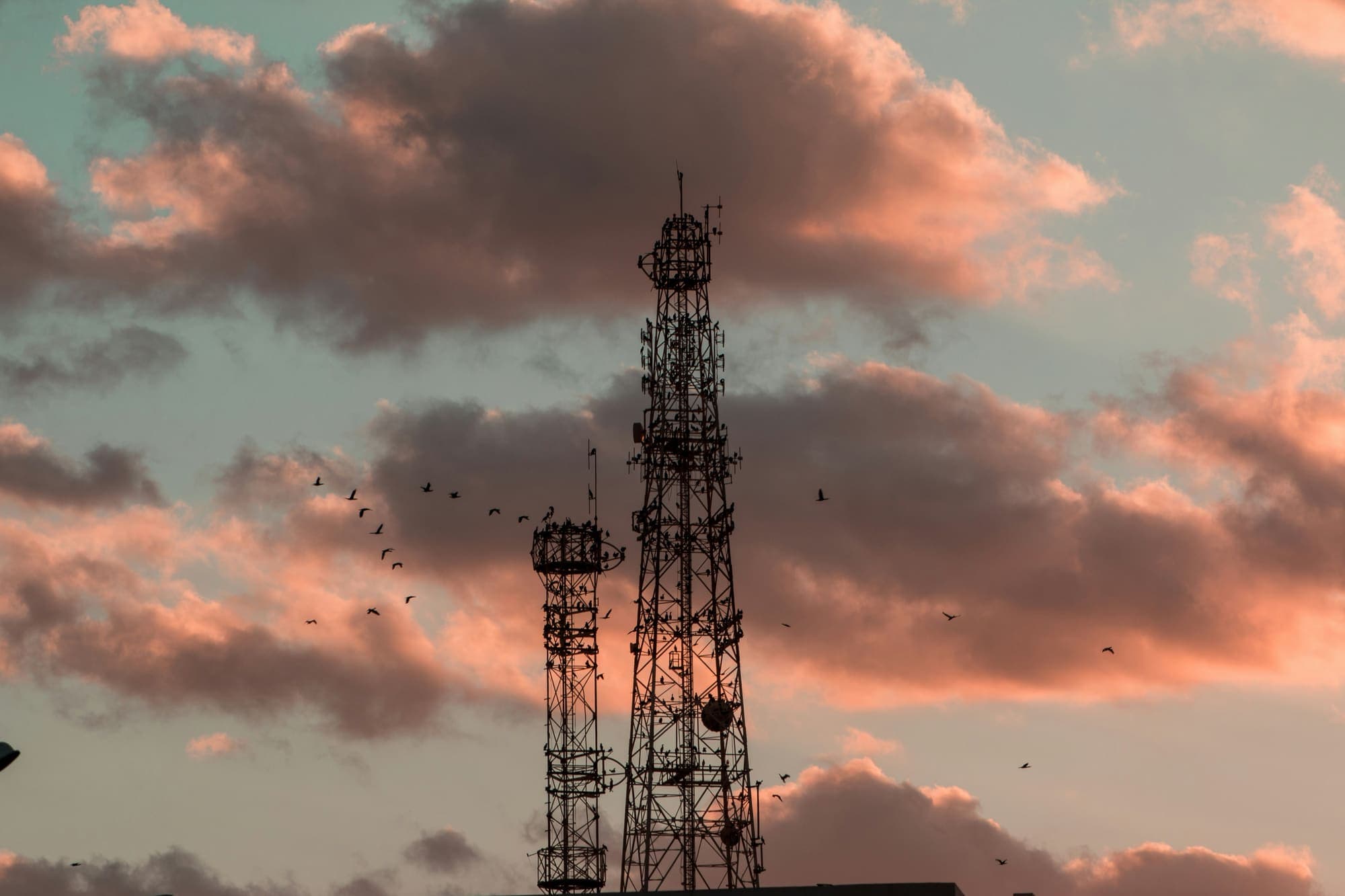 Torre de telecomunicações ao entardecer